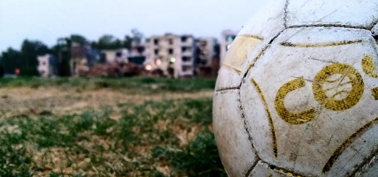 Cos'è la regola 12 del calcio_